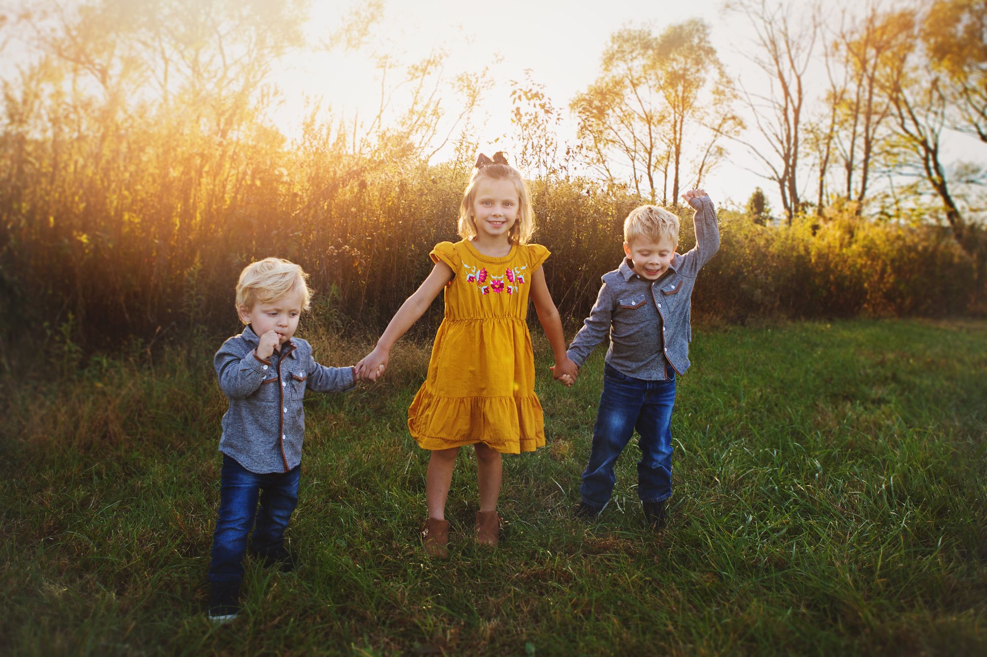 Kids photo in an outdoor family session