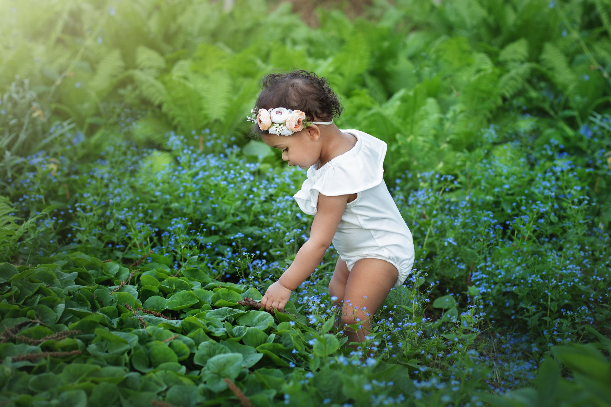Nature photography session with a baby girl
