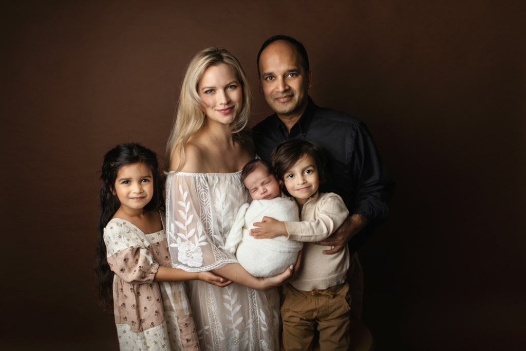 Relaxed family portrait pose photographed near Baltimore by Ana Koska