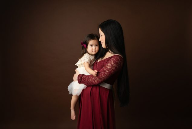Outdoor maternity session, pregnant belly portrait