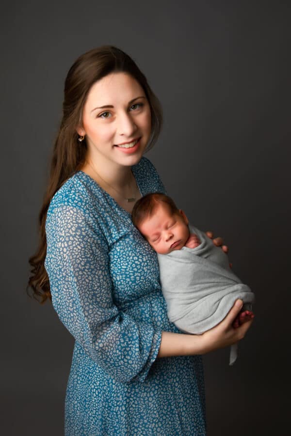 Newborn photo shoot outfit mom