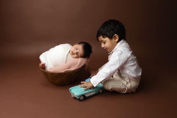 What to expect from newborn-sibling photoshoot