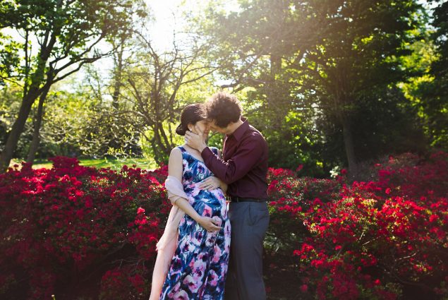 Pregnancy photosession with red flowers