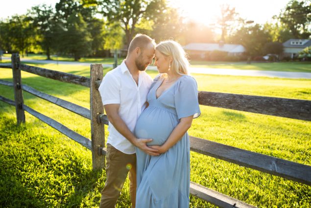 A couple in maternity session outdoor nature